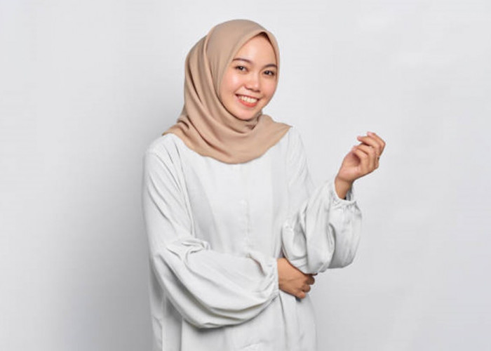 OOTD Blouse Putih Hijab untuk Tampilan Anti Monoton, Intip Inspirasinya Disini
