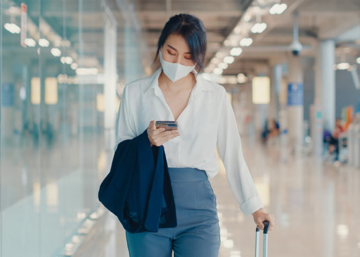 10 Ide Outfit Terbaik saat Pergi ke Bandara, Tetap Tampil Stylish saat Bepergian Jauh