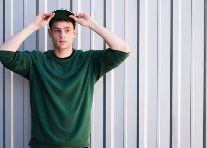 5 Rekomendasi Merk Sweater Pria yang Punya Desain Kece dan Menarik, Cocok Buat Cuaca Dingin