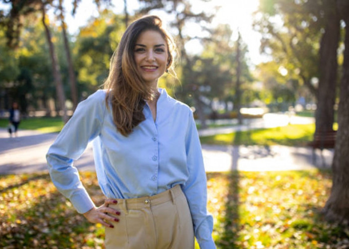 Stylish untuk Acara Santai Hingga Formal, Inilah 10 Model Baju Atasan Wanita Full Button Terbaru 2025