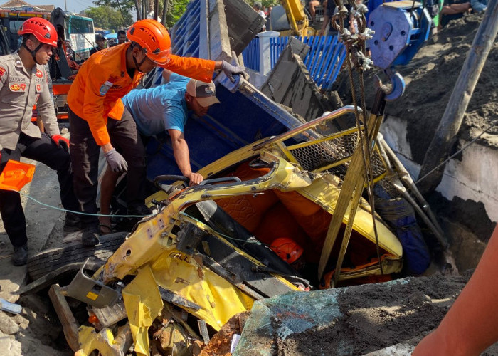 Hantam Pembatas Jalan hingga Kabin Ringsek, Dua Penumpang Truk di Magelang Lolos dari Maut