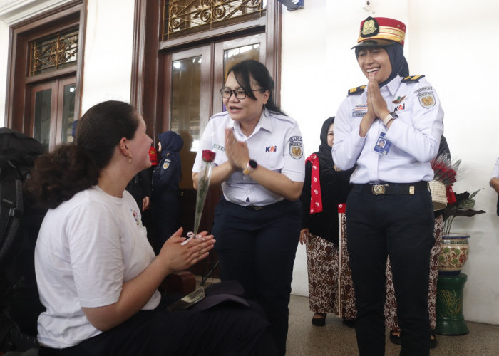 Hari Kartini di Stasiun Tugu, Petugas Perempuan Dominasi Layanan dan Penumpang Dapat Mawar