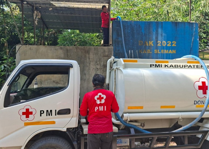 Sejak Juli Kekurangan Air, 175 Keluarga di Lereng Merapi Sleman Terima Bantuan PMI