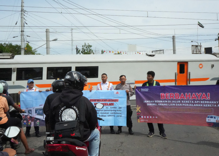 Palang Pintu Perlintasan JPL 349 Patah Ditabrak Truk, KAI Pastikan Perjalanan Kereta Tetap Normal