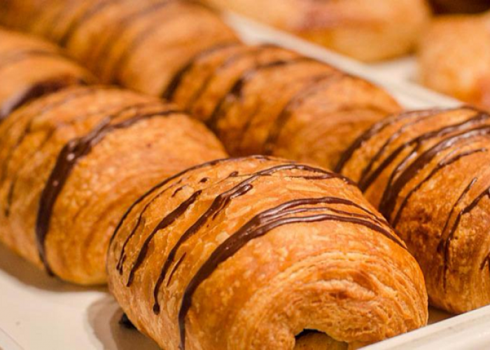 Menelusuri Jejak Eksistensi Toko Roti Jadul di Tengah Modernitas Jakarta