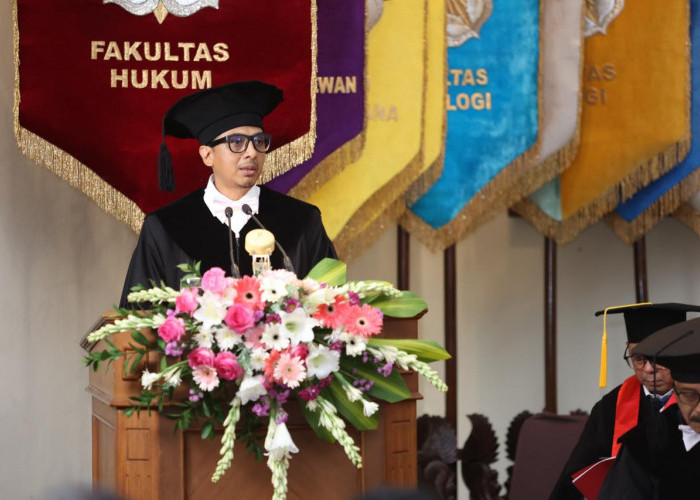 Pengukuhan Guru Besar UGM, Zainal Arifin Mochtar Kritik Pelemahan Lembaga Negara