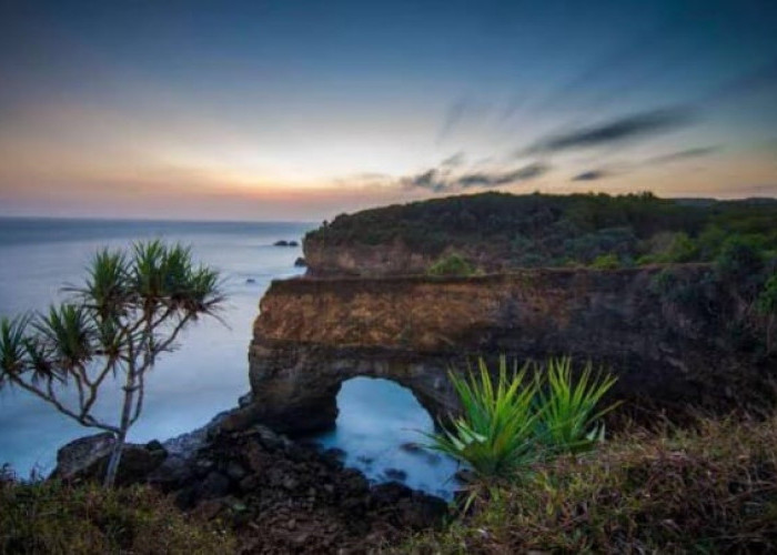 Eksplore Keindahan Tersembunyi, Wisata Terbaru 2024 Pantai Karang Bolong Pacitan