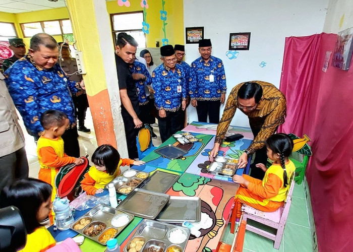 Tinjau MBG Sleman, Kepala Kantor Komunikasi Kepresidenan Sebut Anak-anak Sudah Mulai Terbiasa Makan Sehat