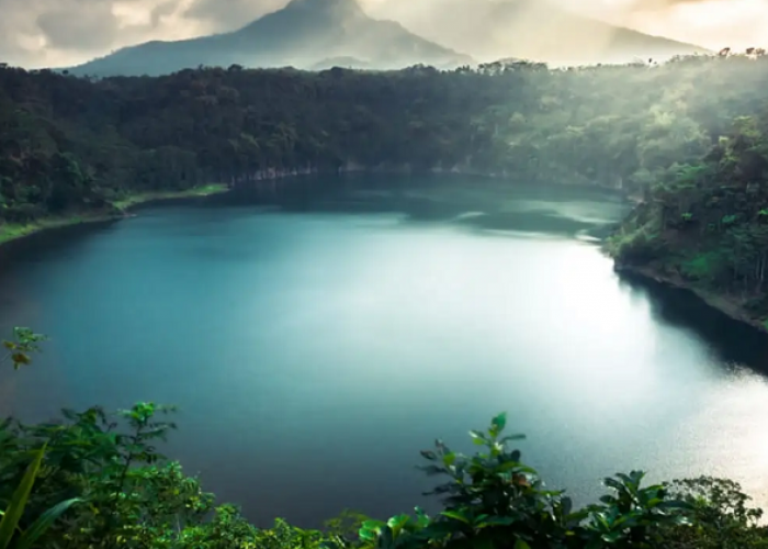 Pesona Tersembunyi Destinasi Wisata Danau Vulkanik Eksotis untuk Liburan Keluarga