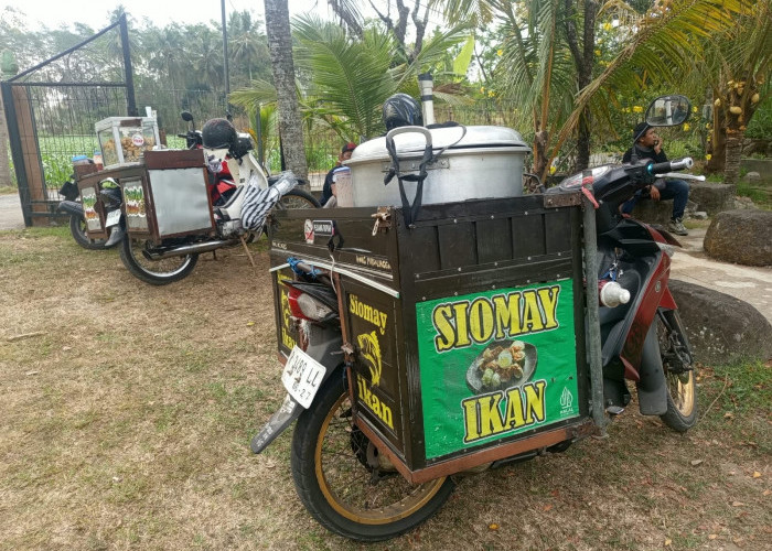 Keluh Kesah Pedagang Jajanan Keliling, Dua Kali Hantaman Bagi Usahanya