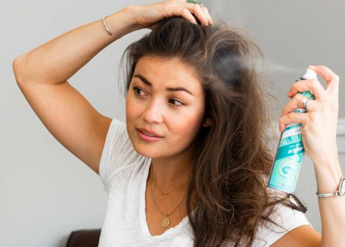 Memahami Fungsi, Risiko, dan Cara Penggunaan Paling Tepat dari Dry Shampoo