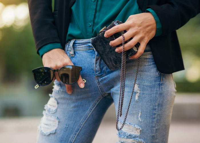 5 Rekomendasi Ripped Jeans Pria Terbaik dari Brand Lokal Terkenal, Maksimalkan Visualmu Setiap Saat