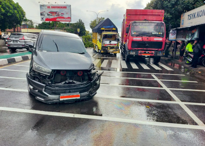 Kronologi Kecelakaan Truk di Depan RS Bhayangkara, Dua Orang Terluka 