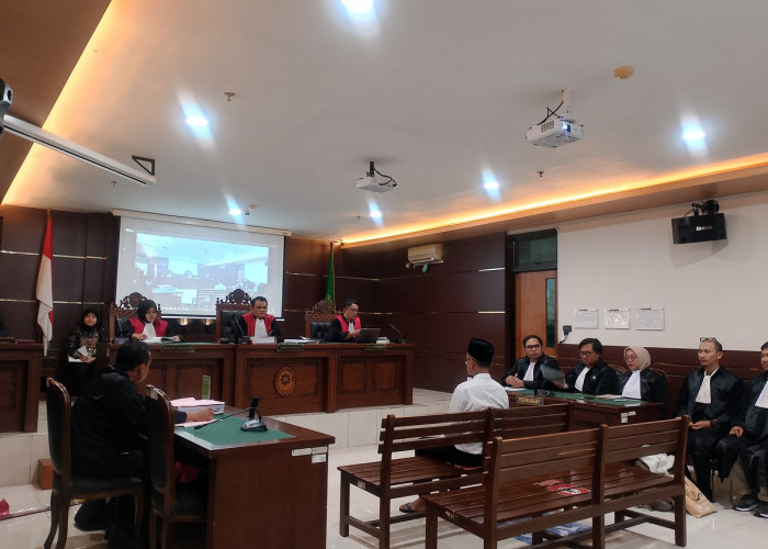Sidang Perdana Arie dan Pembakaran Tenda, Protes atau Kekerasan?