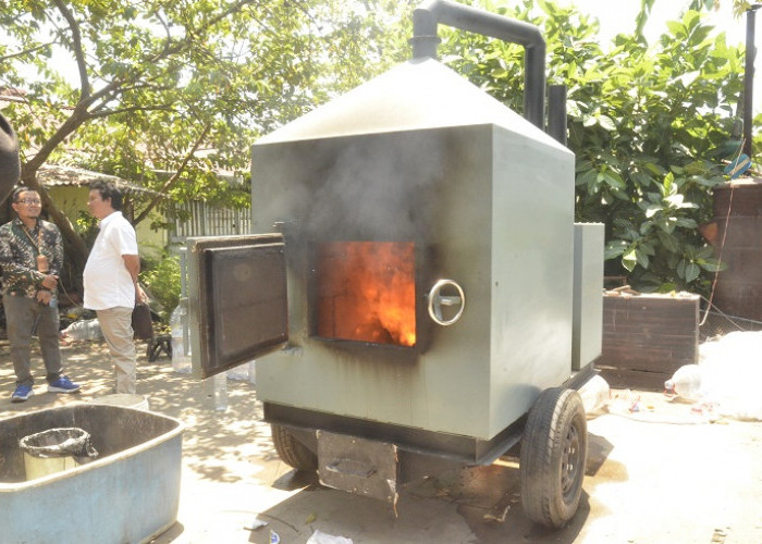 Kelurahan Cokrodiningratan Dorong Pengelolaan Sampah Mandiri dengan Incinerator dan Galon Tumpuk
