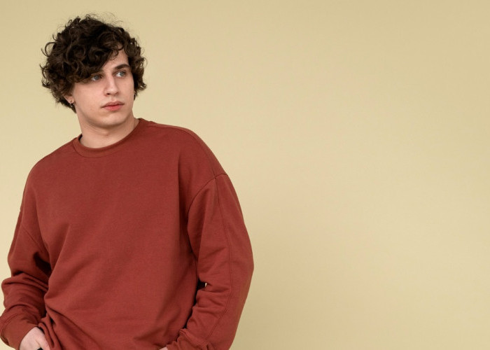 Pilihan Tak Lekang Waktu, Simak 4 Rekomendasi Kaus Lengan Panjang Pria Stylish Tahun 2025