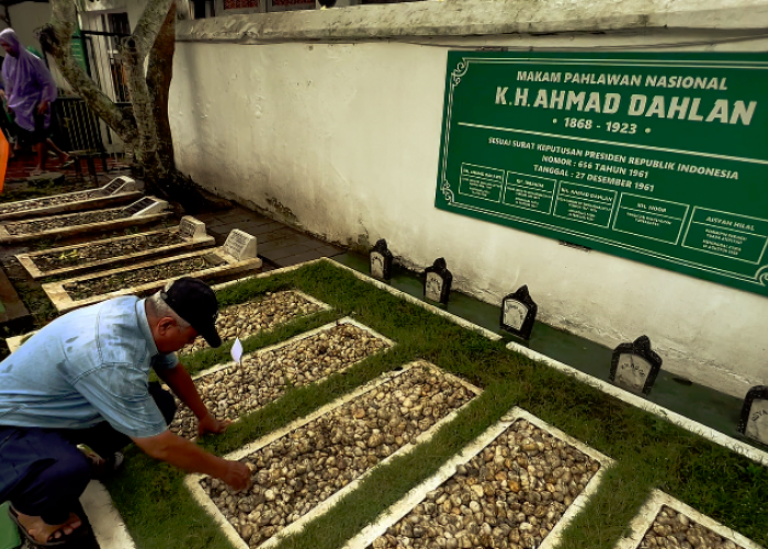 Tradisi Sambut Ramadan, Ratusan Warga Bersih-Bersih Makam Pendiri Muhammadiyah
