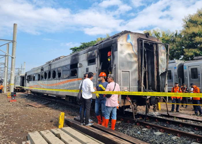 Tiga Kereta Stainless Steel Terbakar di Stasiun Tugu Yogyakarta, Lima Mobil Damkar Dikerahkan