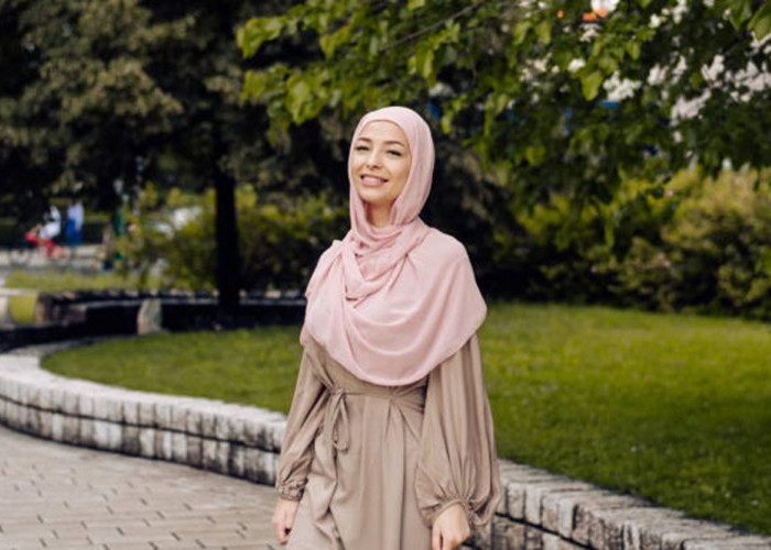 7 Model Gamis Brokat Tali Pinggang Depan yang Populer di 2025, Cocok untuk Berbagai Bentuk Tubuh