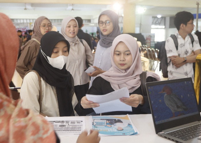 Lulusan Baru Curhat Sulit Cari Kerja, Alumni Berburu Peluang di Career Fair 2026