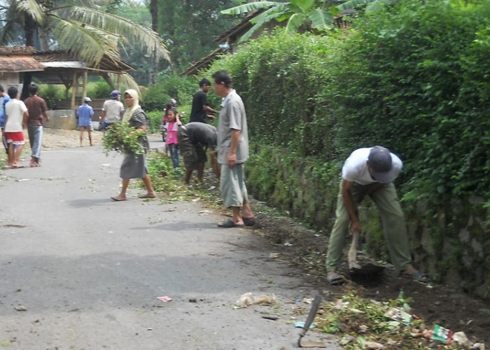 Isi Liburan, Warga Wanatirta Kerja Bakti Bersihkan Lingkungan Desa