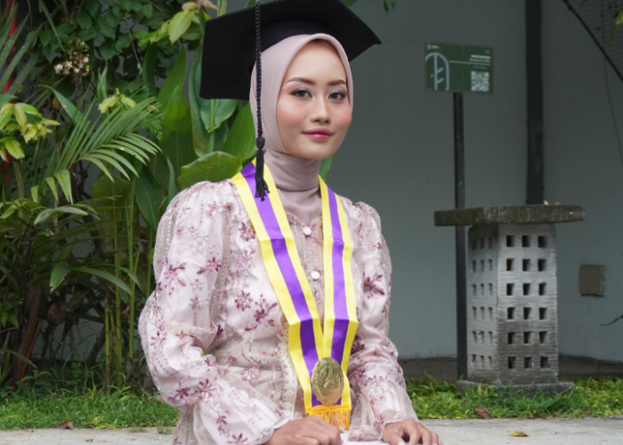 Menunda Demi Beasiswa, Lulus S2 UNY dengan IPK 3,95