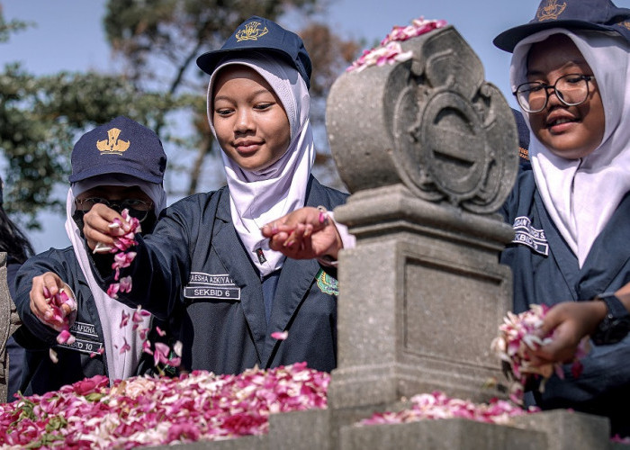 Peringatan Hardiknas di DIY, TNI hingga Pelajar Lakukan Ziarah ke TMP Wijaya Brata