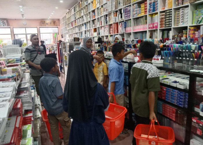 Senyum Anak Yatim Sambut Tahun Ajaran Baru, Bebas Memilih Perlengkapan Sekolah Impian