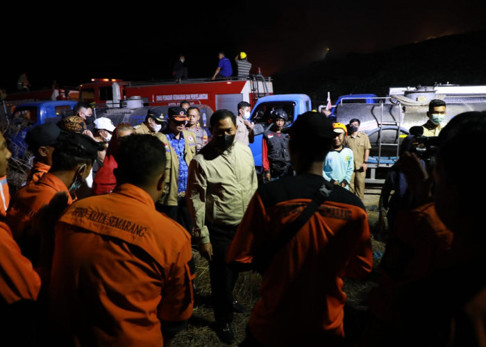Tinjau Kebakaran di TPA Jatibarang Semarang, Pj Gubernur Minta Petugas Terus Melokalisir Api