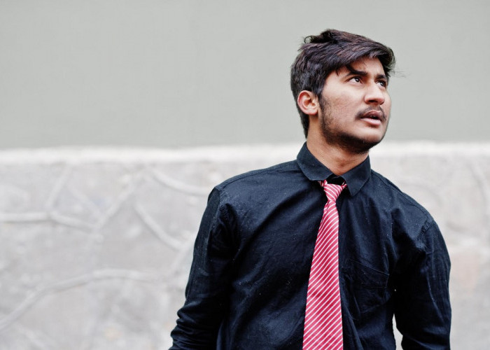 3 Pilihan Warna Dasi Terbaik untuk Paduan Outfit Kemeja Hitam, Simak Daftar Lengkapnya Disini