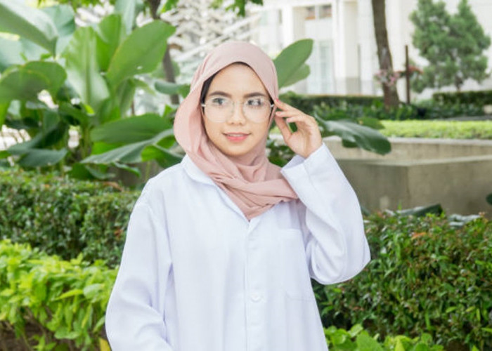 6 Mix and Match Atasan Nuansa Putih Hijab yang Fresh Look, Cocok Dipakai Berbagai Usia