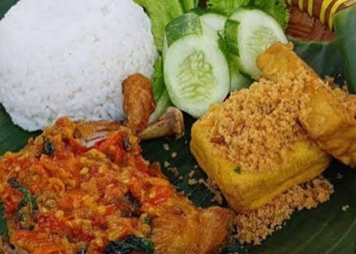 Menjelajah Surga Kuliner Malam Stasiun Pasar Senen Lewat Street Food Viral dari Mie Ayam Ceban