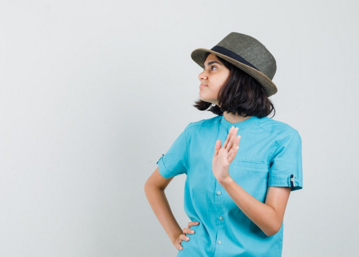 7 Ide Paduan Outfit Biru Muda yang Pancarkan Aura Segar, Cocok untuk Pria dan Wanita