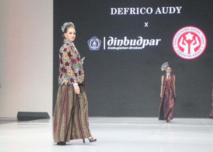 Bupati Paramitha Deg-degan Saat Catwalk di JFW 2026, Pamer Batik Khas Brebes