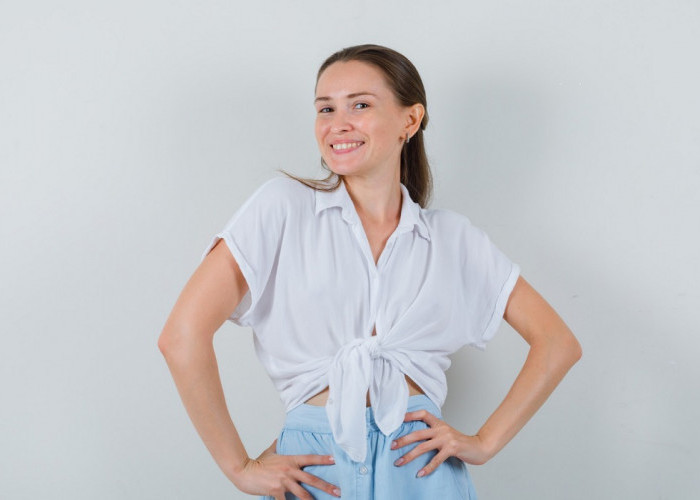 Tampil Bersih dan Elegan, Berikut 7 Ide Styling Outfit Kemeja Putih Wanita yang Mudah Dipadupadan