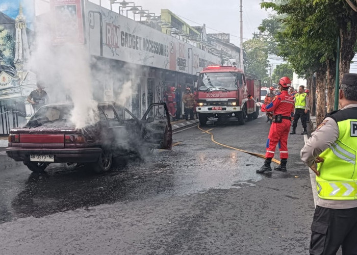 Usai Isi Pertalite, Mobil Merah Marun Terbakar di Mantrijeron Jogja