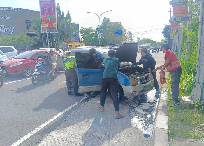 Mobil Hyundai Atos Terbakar di Condongcatur, Polresta Sleman Sigap Tangani Insiden Viral