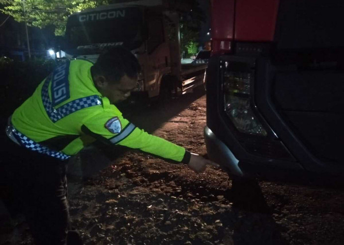 Satu Manuver di Ring Road Utara Sleman Berujung Maut, Motor Hantam Truk Wing Box