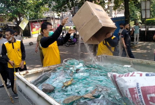 Pasca Kerusuhan, Warga Gotong Royong Membersihkan Ruko yang Terbakar di Babarsari 