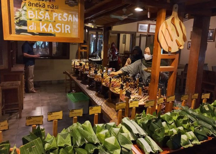 Menikmati Warung Klangenan yang Menyuguhkan Sentuhan Nostalgia Khas Jawa