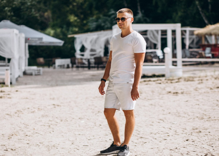 Nyaman dan Trendi, Inilah 4 Ide Outfit Liburan ke Pantai untuk Pria agar Tampilan Bisa Lebih Maksimal