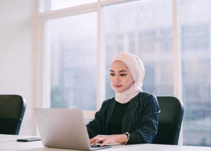 Ide Outfit Kantor Simple Casual untuk Wanita Berhijab, Cek Rekomendasinya Disini