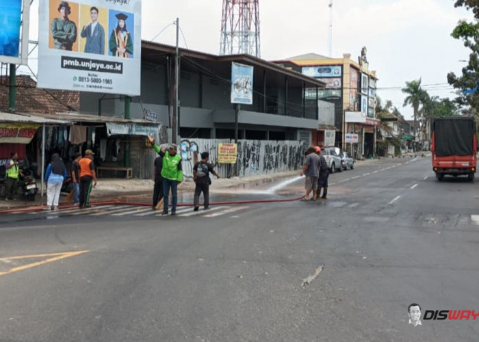 Solar Berceceran di Tikungan Ring Road Gamping, Pemotor Tergelincir dan Lalu Lintas Sempat Macet