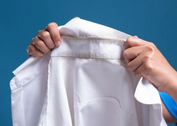 5 Cara Mudah Hilangkan Noda Membandel di Kerah Baju