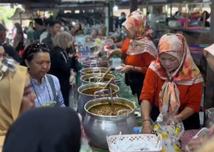 Libur Tahun Baru 2026, Pasar Ngasem Jogja Diserbu Wisatawan Pemburu Kuliner Legendaris