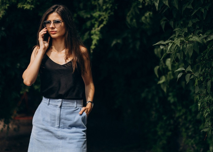 Tampil Modis di Berbagai Acara, Intip 5 Ide Outfit Rok Jeans Terbaik di Tahun 2025