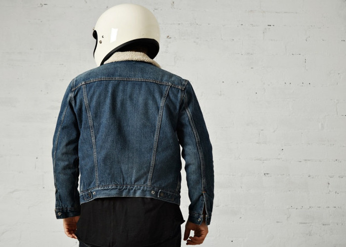 5 Rekomendasi Jaket Jeans Pria 2025 yang Mudah Dikombinasikan, Bikin Penampilanmu Makin Stand Out