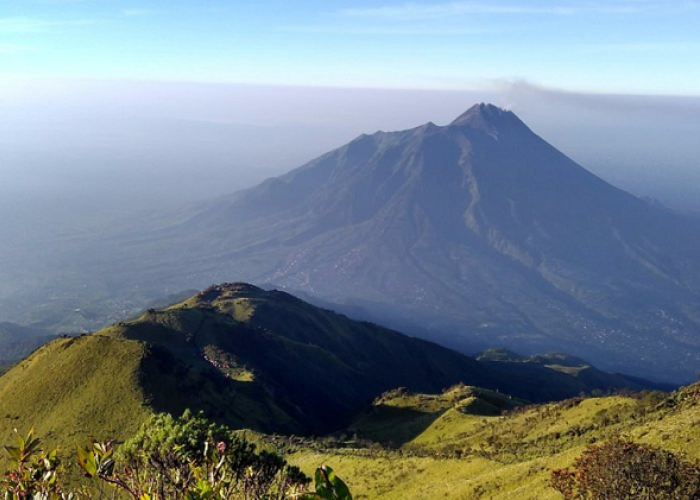 Penutupan Total Jalur Pendakian Gunung Merbabu Akibat Cuaca Ekstrem 2026