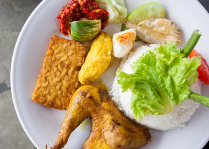 Menjelajahi Ayam Goreng Terenak di Jakarta dengan Bumbu Rempah dan Lalapan Segar