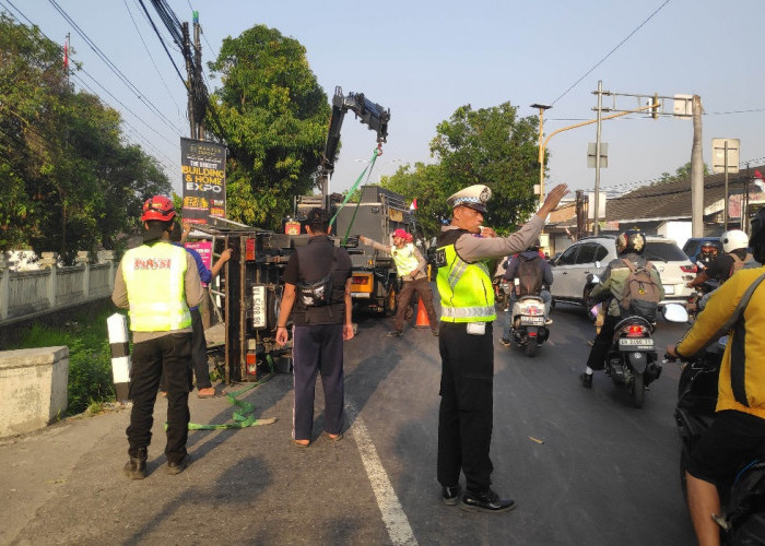 Bus Tabrak Pick Up di Jalan Solo Sleman, Kendaraan Terpental ke Parit